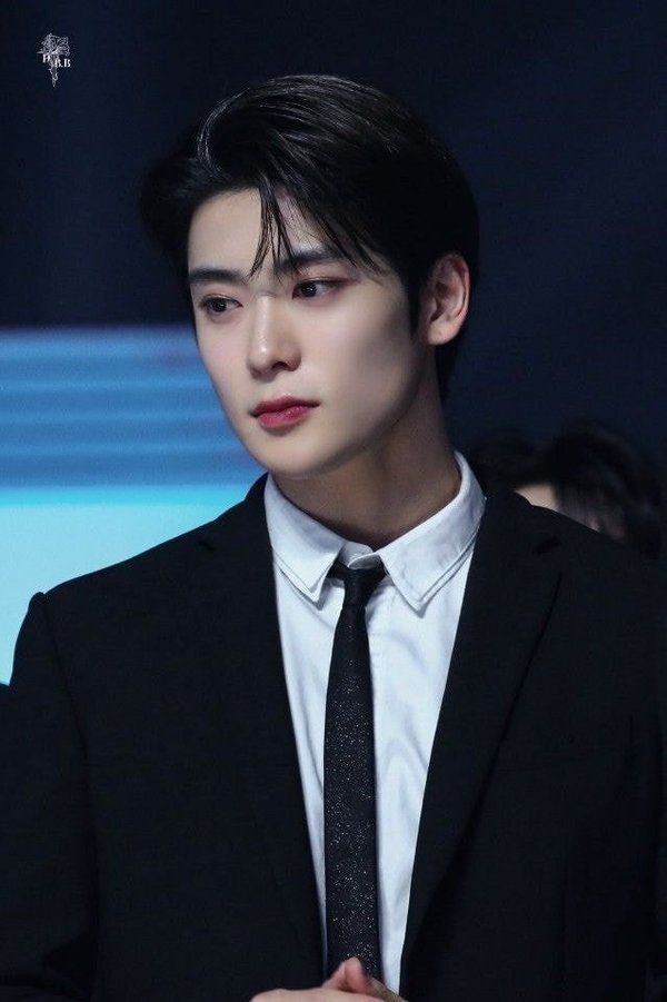 Idol Kpop có biệt danh trái đào: Fan nhớ vẻ đẹp hoa tuyết lê Sulli