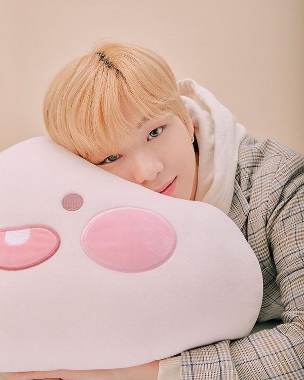 Idol Kpop có biệt danh trái đào: Fan nhớ vẻ đẹp hoa tuyết lê Sulli