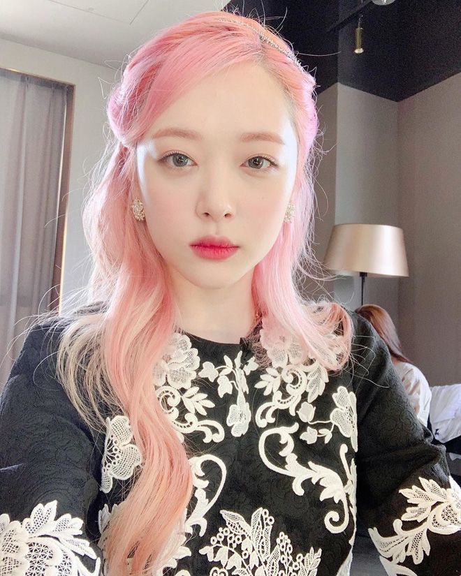 Idol Kpop có biệt danh trái đào: Fan nhớ vẻ đẹp hoa tuyết lê Sulli