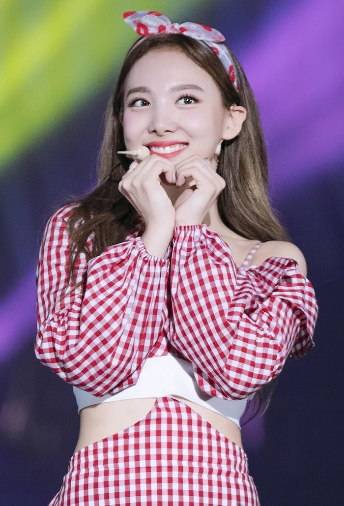 Idol Kpop có biệt danh trái đào: Fan nhớ vẻ đẹp hoa tuyết lê Sulli
