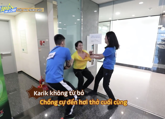Karik phải dùng răng để giữ chiếc áo tả tơi sau trận chiến: Thương quá
