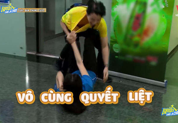 Karik phải dùng răng để giữ chiếc áo tả tơi sau trận chiến: Thương quá