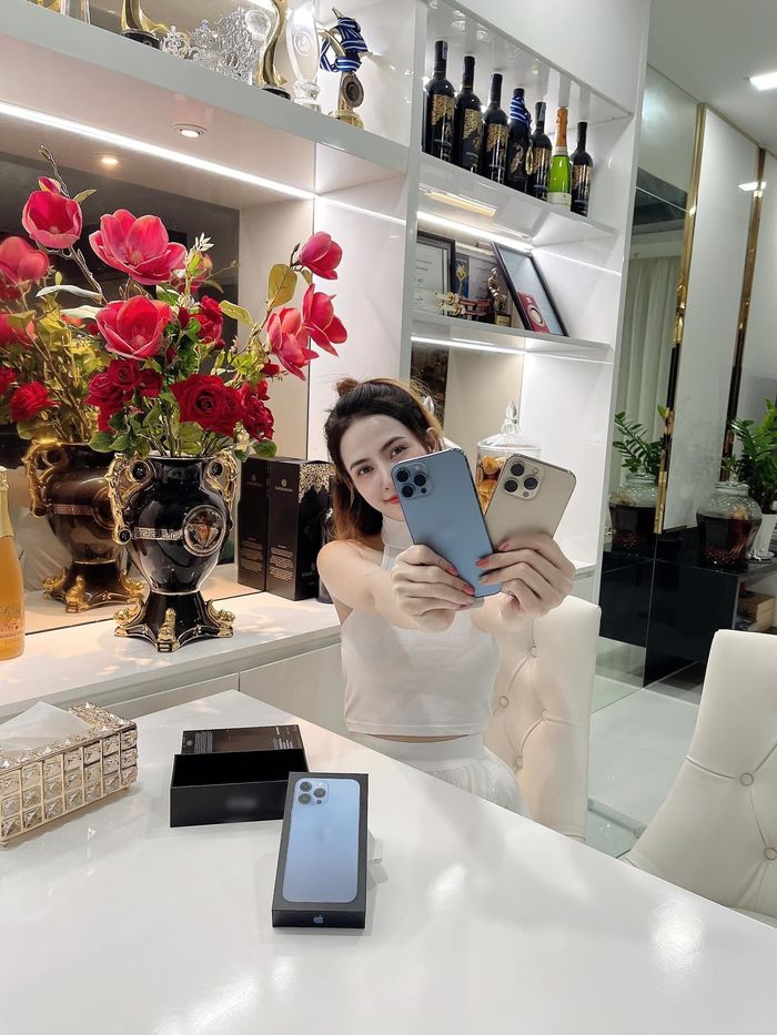 Sao Việt thích mua đồ theo lố: Có người sắm iPhone 13 theo lố