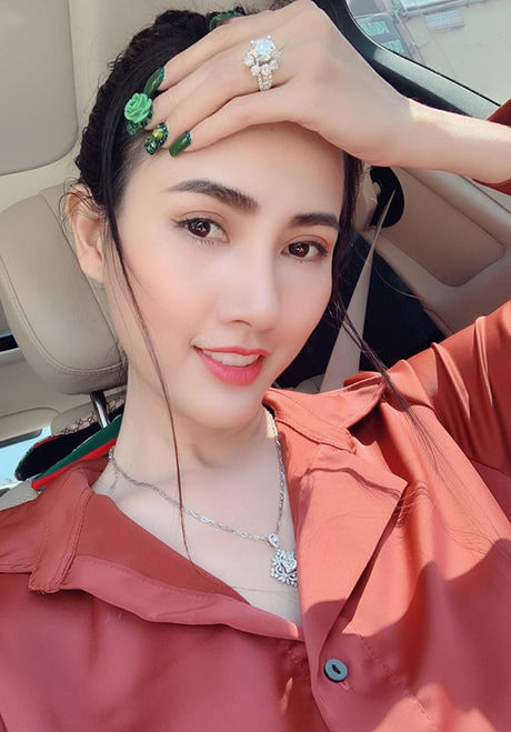 Sao Việt thích mua đồ theo lố: Có người sắm iPhone 13 theo lố