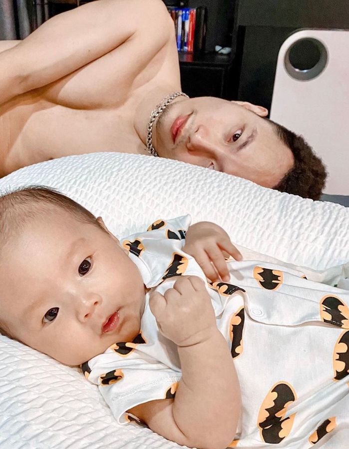 Khoảnh khắc bố nào con nấy siêu đáng yêu của gia đình sao Việt