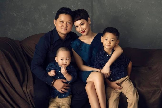 Khoảnh khắc bố nào con nấy siêu đáng yêu của gia đình sao Việt