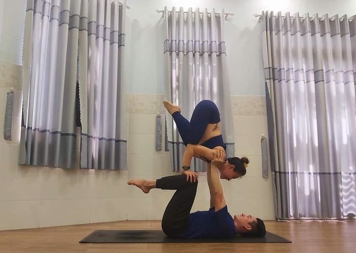 Khoảnh khắc chồng tập yoga cùng vợ bầu: Đẹp thì có đẹp nhưng đừng thử