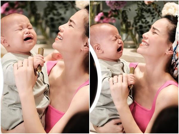 Khoảnh khắc ngáp ngủ siêu cưng của nhóc tì nhà sao