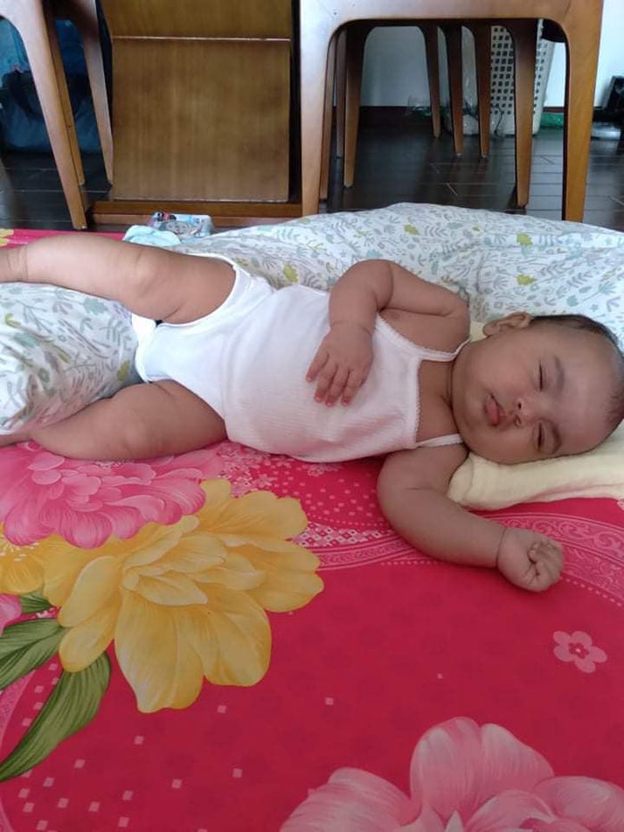 Khoảnh khắc ngáp ngủ siêu cưng của nhóc tì nhà sao