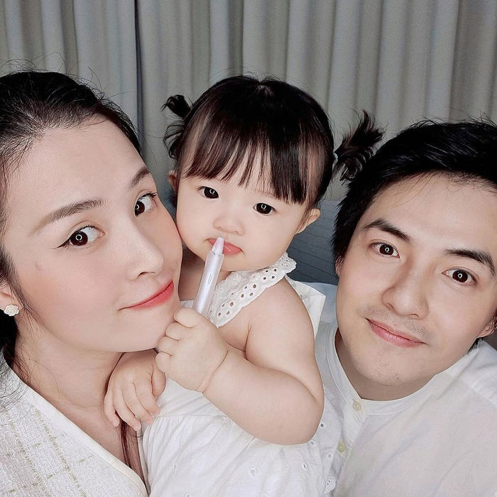 Khoảnh khắc ngáp ngủ siêu cưng của nhóc tì nhà sao
