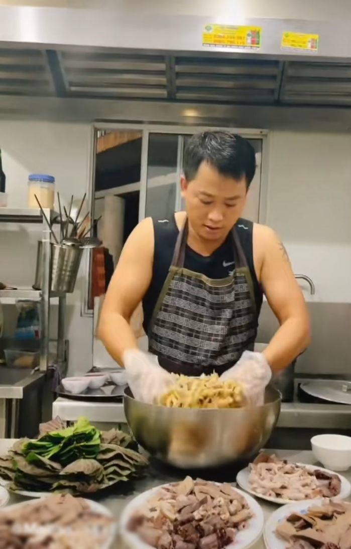 Khoe núi tiền mặt trả lương, nữ đại gia có xe 100 tỷ bị nói làm màu