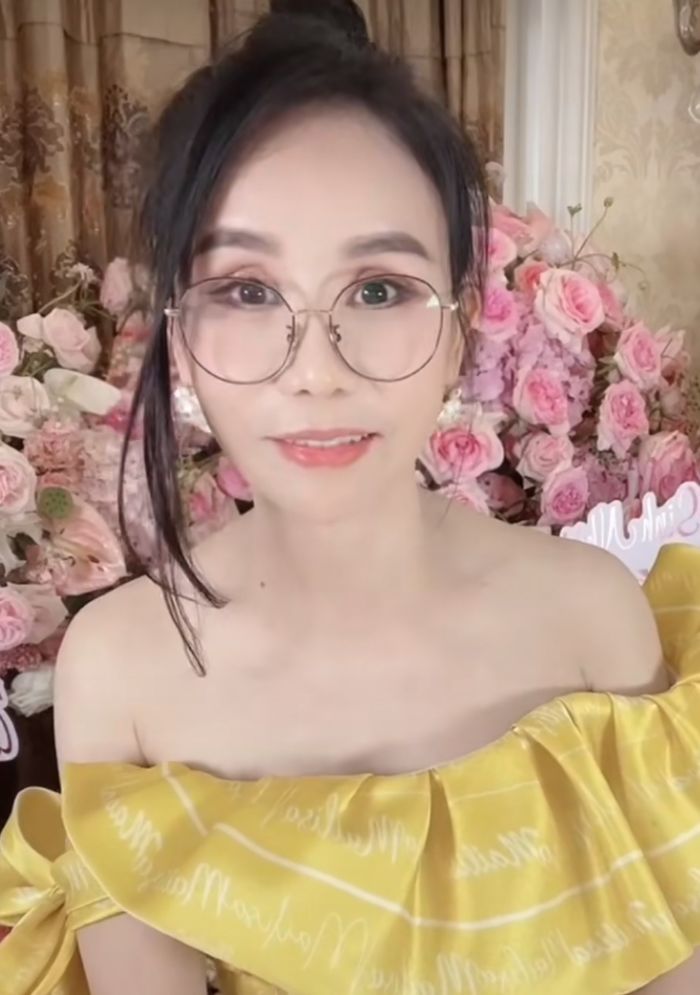 Khoe núi tiền mặt trả lương, nữ đại gia có xe 100 tỷ bị nói làm màu