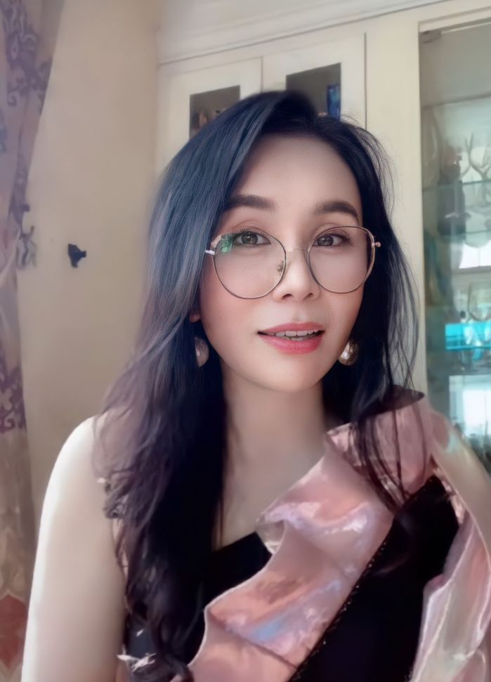 Khoe núi tiền mặt trả lương, nữ đại gia có xe 100 tỷ bị nói làm màu