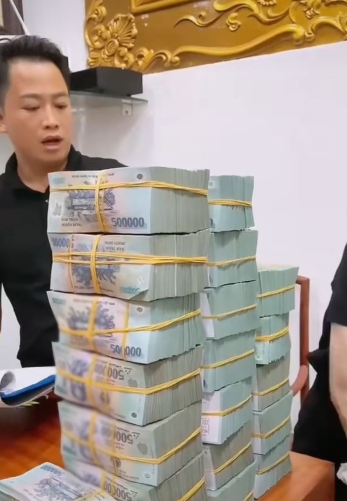 Khoe núi tiền mặt trả lương, nữ đại gia có xe 100 tỷ bị nói làm màu