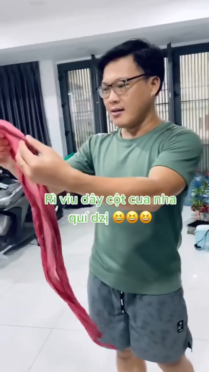 Lại có người mua cua được khuyến mãi áo mưa: Xin thua mấy bà bán cua