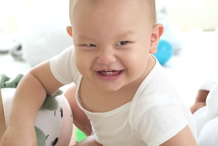 Leon dạo này rất chăm khoe răng, cười phát nào ăn ảnh phát đó