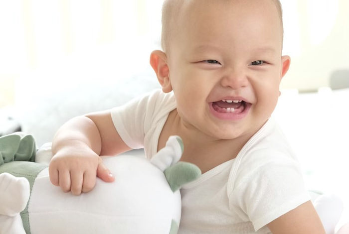 Leon dạo này rất chăm khoe răng, cười phát nào ăn ảnh phát đó