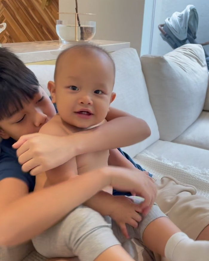 Leon mê anh Subeo: Anh hai ôm thì tít mắt, mẹ hôn thì đẩy ra