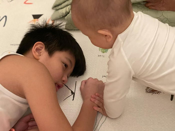 Leon mê anh Subeo: Anh hai ôm thì tít mắt, mẹ hôn thì đẩy ra
