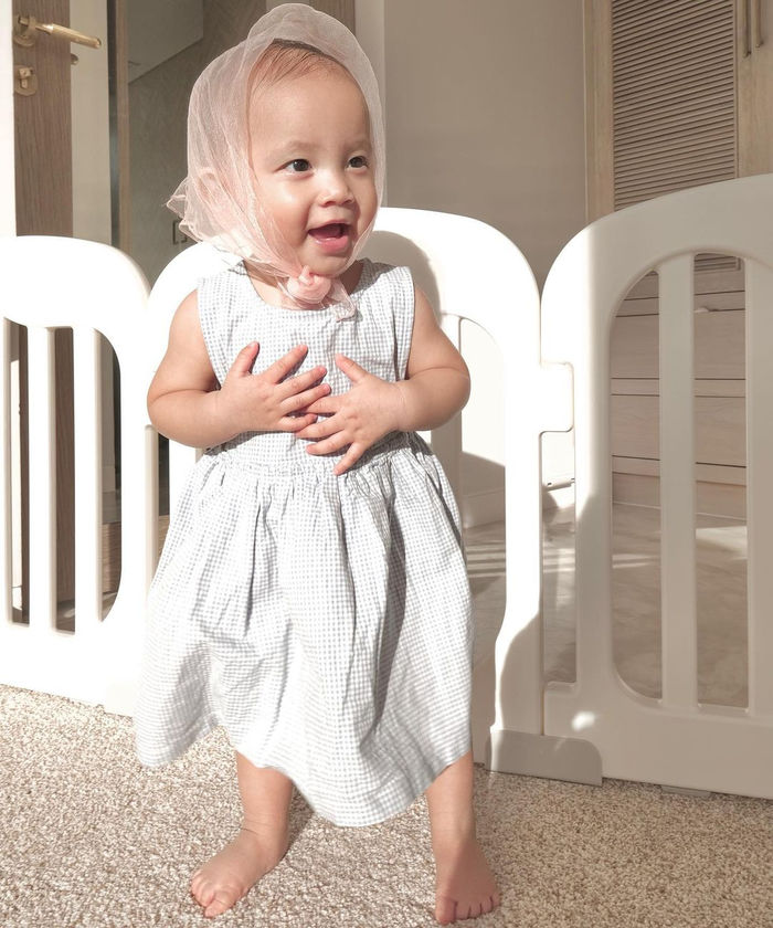 Lisa bắt đầu ú nu không kém gì Leon, còn thử style bà ngoại cực yêu