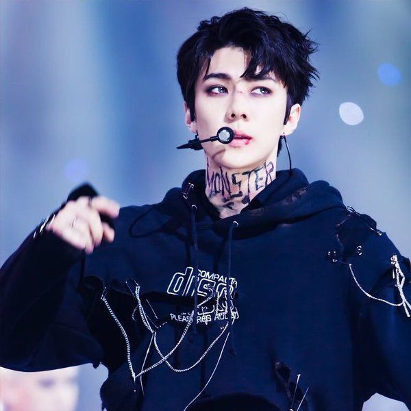 Loạt idol chơi lớn dán hình xăm giả: V (BTS) bị thương vẫn ngầu