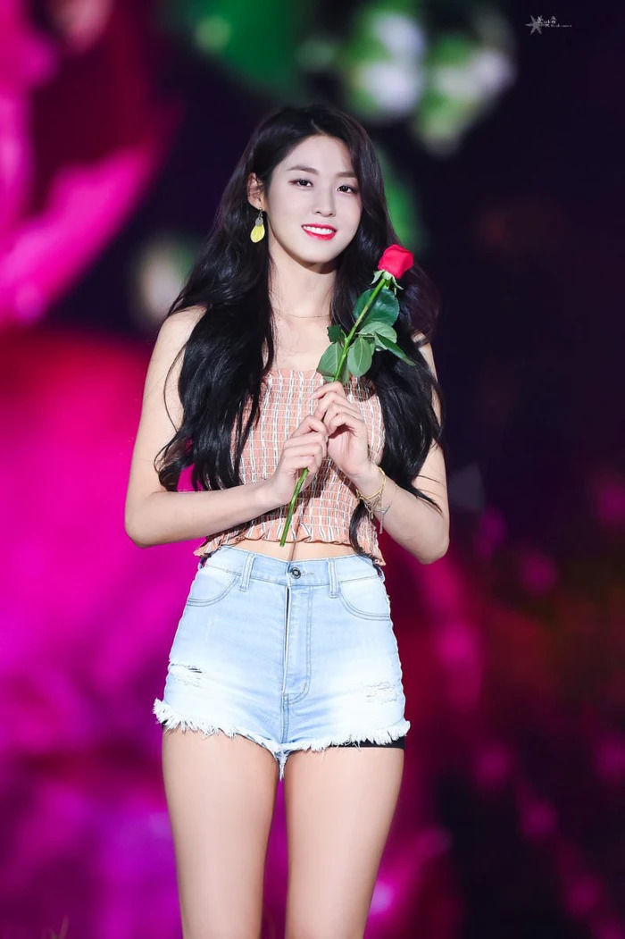 Loạt idol nữ có dàn hậu cung nam đông nhất: IU làm Jungkook cũng mê