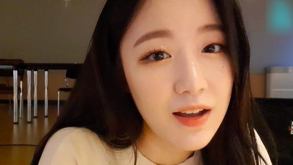 Loạt idol truyền năng lượng: HyunA, MAMAMOO tự tin khoe cá tính
