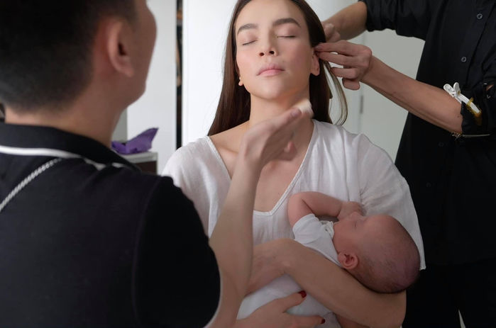 Mẹ bỉm sữa Vbiz vừa trang điểm vừa chăm con, không để phí giây nào