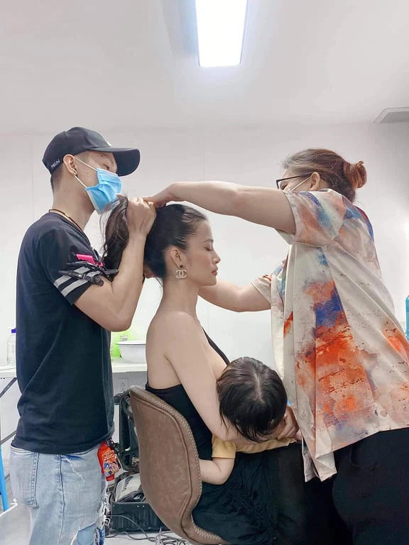 Mẹ bỉm sữa Vbiz vừa trang điểm vừa chăm con, không để phí giây nào
