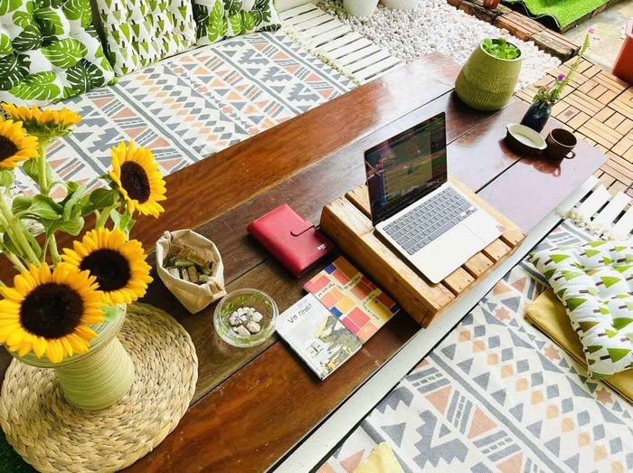 Mẹ đảm biến mái nhà rêu mốc thành sân vườn xanh mướt và cực chill