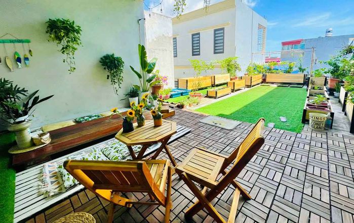 Mẹ đảm biến mái nhà rêu mốc thành sân vườn xanh mướt và cực chill