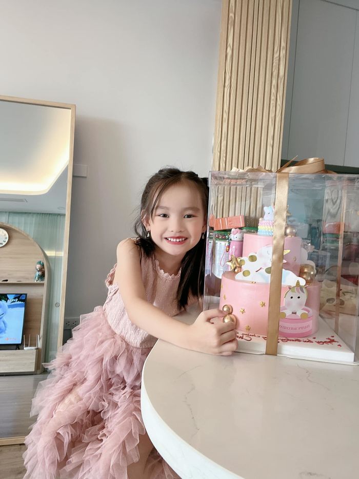 Mẹ đơn thân siêu nhân Vbiz: Ngọc Lan mua 2 nhà tiền tỷ