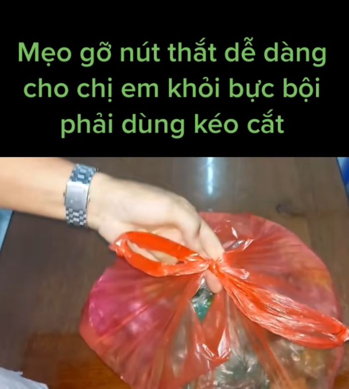 Mẹo gỡ nút thắt túi nylon giúp chị em đỡ bực, tái sử dụng được luôn