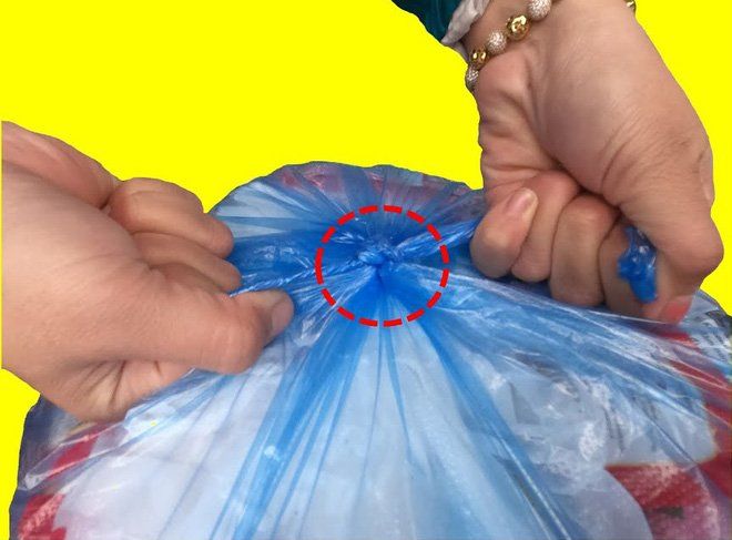 Mẹo gỡ nút thắt túi nylon giúp chị em đỡ bực, tái sử dụng được luôn