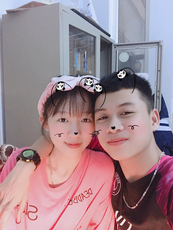 Tréo ngoe: Anh chàng xúng xính lựa túi hợp với mình để tặng bạn gái