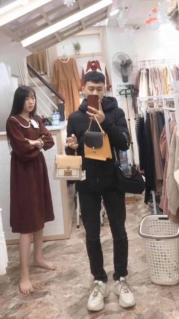Tréo ngoe: Anh chàng xúng xính lựa túi hợp với mình để tặng bạn gái