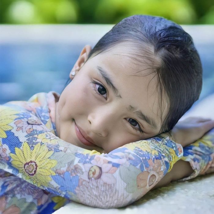 Mỹ nhân đẹp nhất Philippines lép vế trước con gái xinh như thiên thần