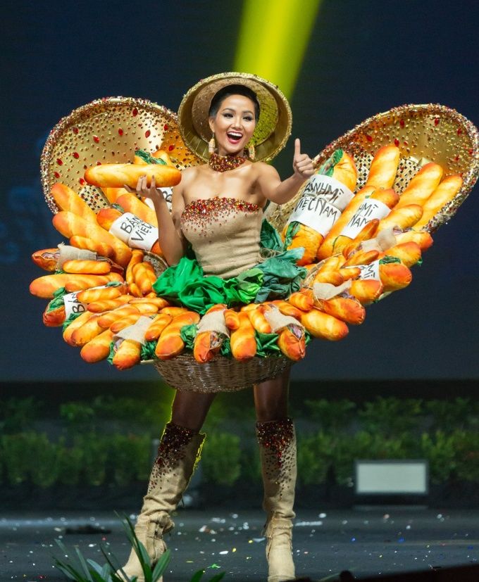 Mỹ nhân Việt gặp sự cố trước giờ thi: người bị cắt hỏng váy