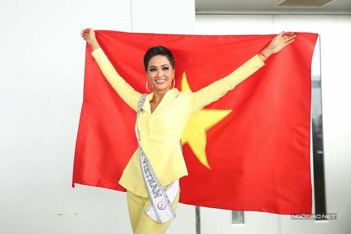 Mỹ nhân Việt đi thi quốc tế: Người giản dị, người như mang cả gia tài