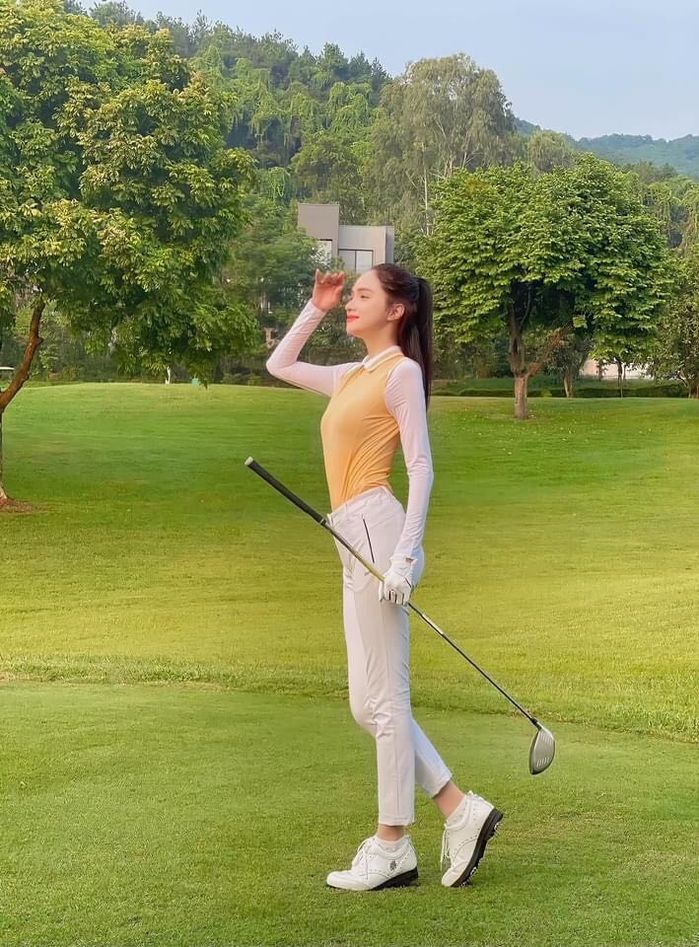 Mỹ nhân Việt sành điệu trên sân golf : Hương Giang như nữ sinh