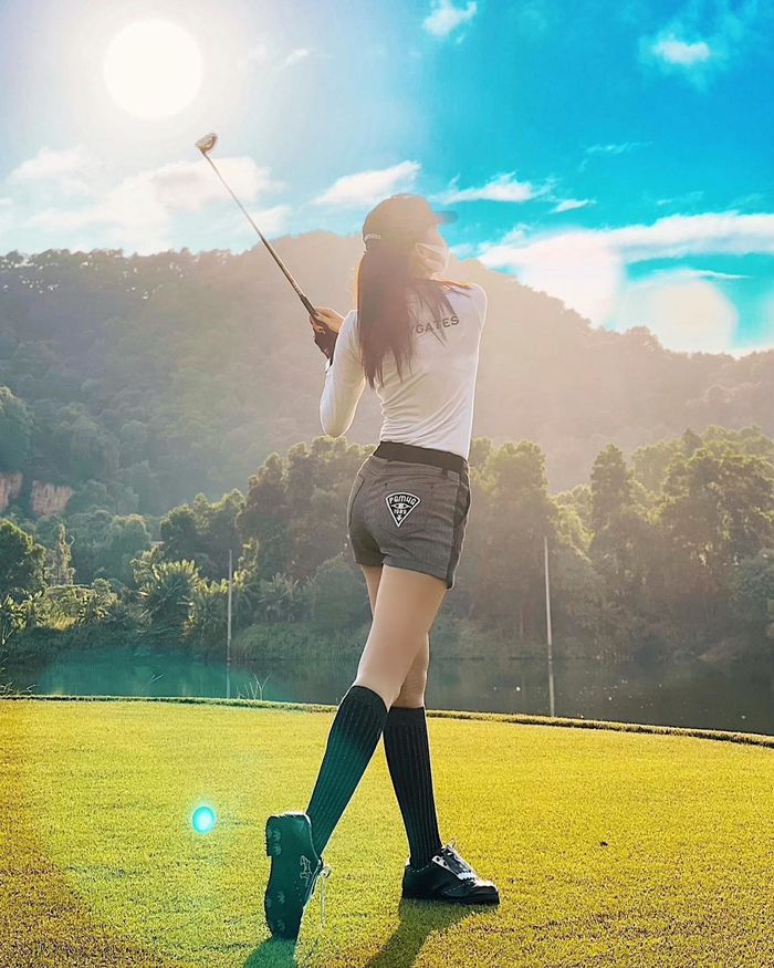 Mỹ nhân Việt sành điệu trên sân golf : Hương Giang như nữ sinh