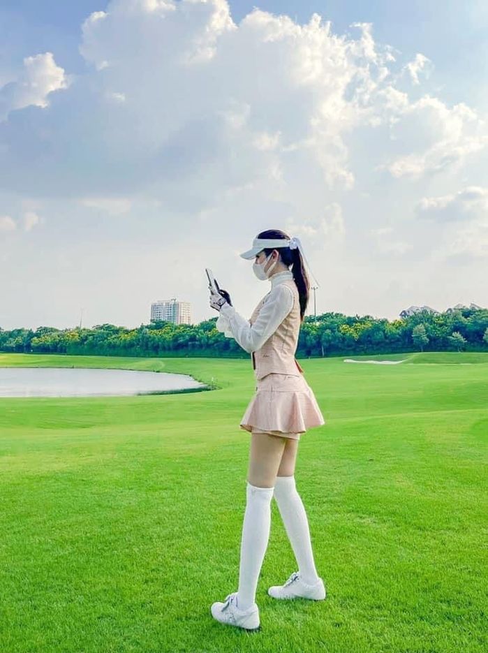 Mỹ nhân Việt sành điệu trên sân golf : Hương Giang như nữ sinh
