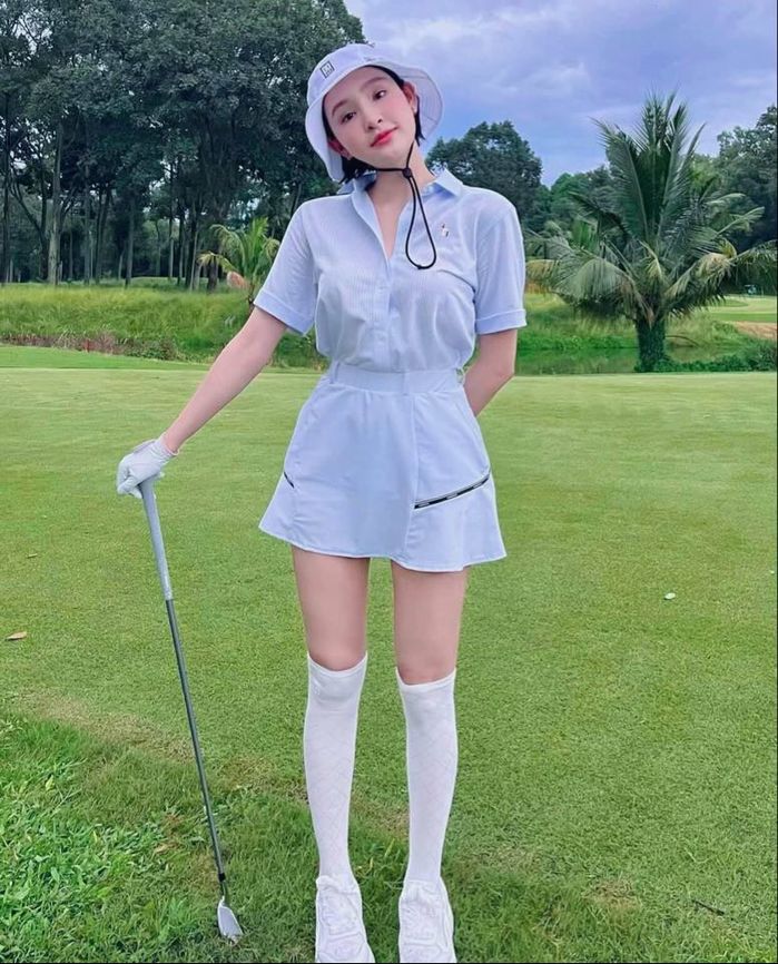 Mỹ nhân Việt sành điệu trên sân golf : Hương Giang như nữ sinh