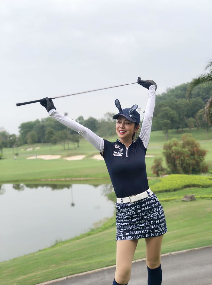 Mỹ nhân Việt sành điệu trên sân golf : Hương Giang như nữ sinh