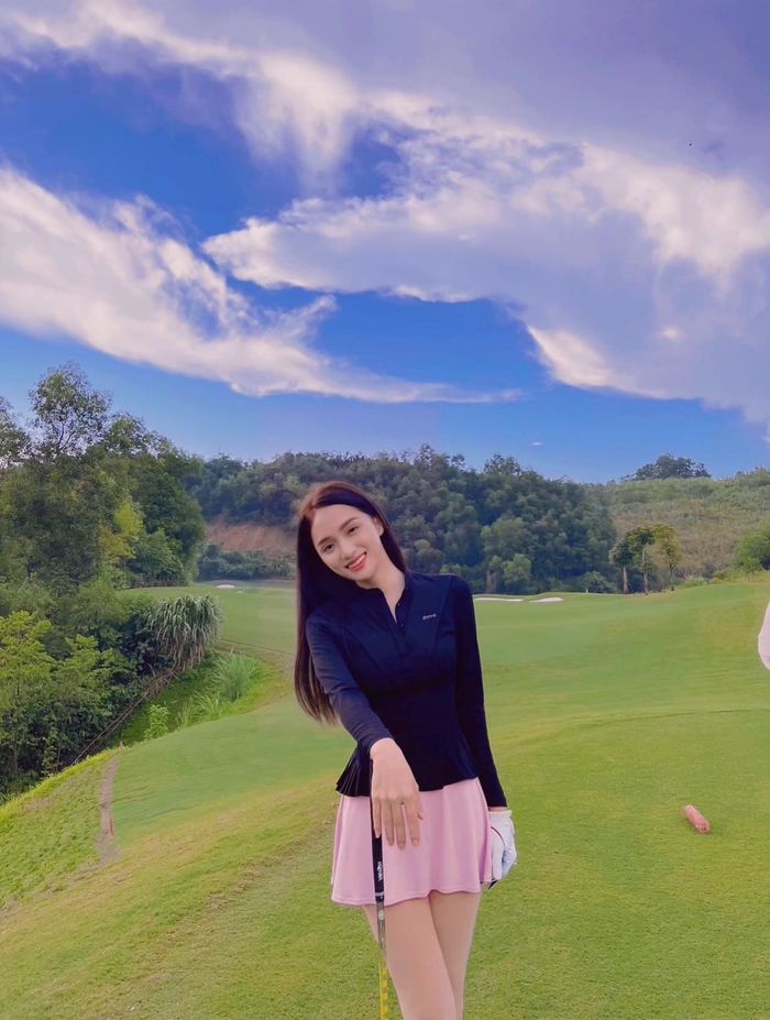 Mỹ nhân Việt sành điệu trên sân golf : Hương Giang như nữ sinh