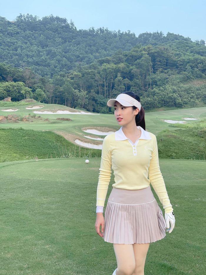 Mỹ nhân Việt sành điệu trên sân golf : Hương Giang như nữ sinh