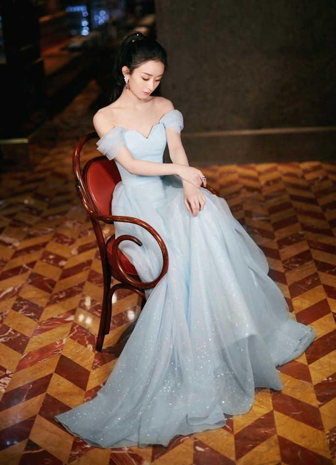 Nàng Sam Sam Triệu Lệ Dĩnh bất ngờ thua đau Angela Baby khi đọ sắc