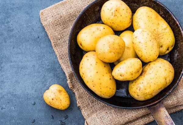 Nấu canh khoai tây nhưng hết nguyên liệu, anh chồng thay bằng quả táo
