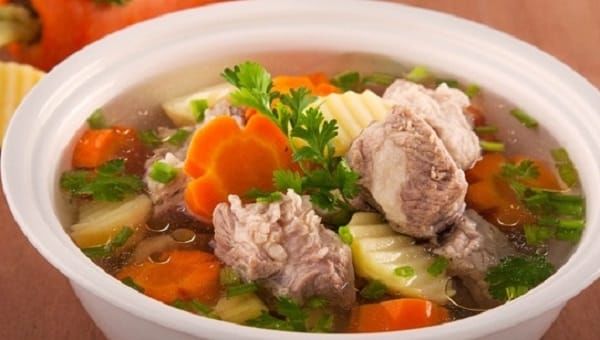 Nấu canh khoai tây nhưng hết nguyên liệu, anh chồng thay bằng quả táo