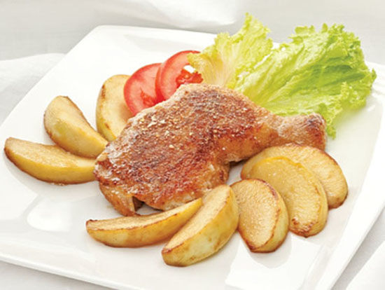 Nấu canh khoai tây nhưng hết nguyên liệu, anh chồng thay bằng quả táo